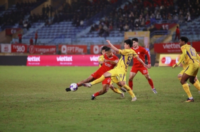 欧洲助理教练对VAR表示强烈不满，因主场惨败而愤怒