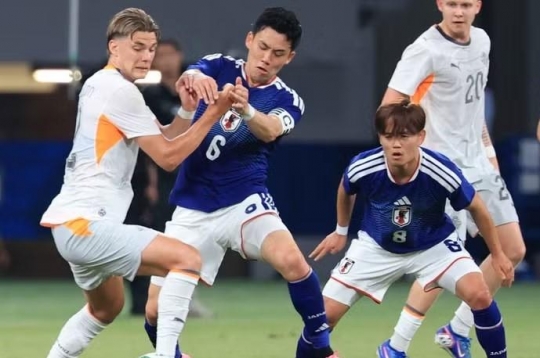 日本队在比赛末段爆发，惊险击败冰岛