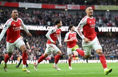 一名球员在阿森纳的定位球得分后“大放异彩”