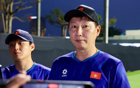 今天12月10日越南足球热点新闻:主帅金相植筹备新阵容;哈里·丘威尔承认河内FC运气不错