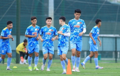 越南国家队史上最高中后卫首次首发登场