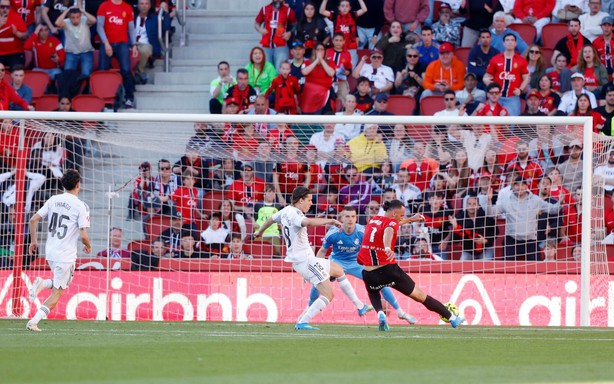 西甲冠军争夺战：皇家马德里举起白旗