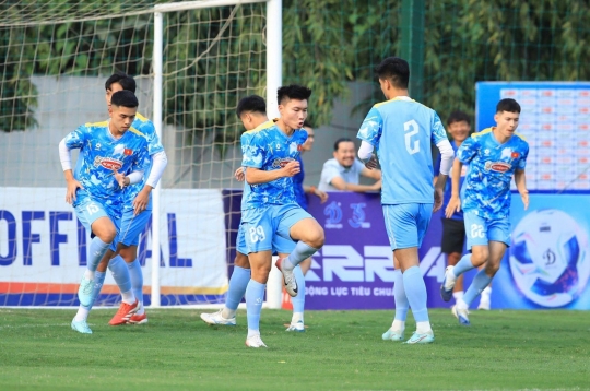 U23越南队在亚运会20临近开幕之际启程前往日本